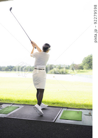 ゴルフの練習中の女性　日本人　ゴルフ　サークル活動 92279598