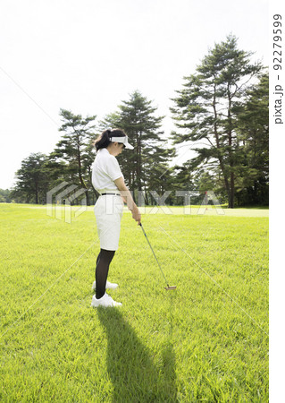 ゴルフの練習中の女性　日本人　ゴルフ　サークル活動 92279599