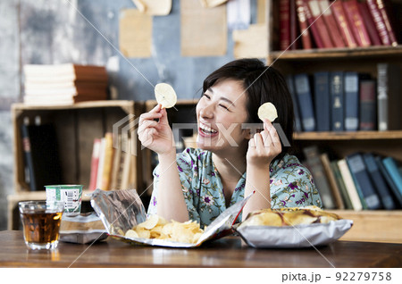 ポテトチップスを食べる女性 92279758