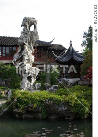 中国　蘇州の古典庭園　留園の冠雲峰（かんうんぽう）　蘇州古典園林　世界遺産の中国式庭園 92281083