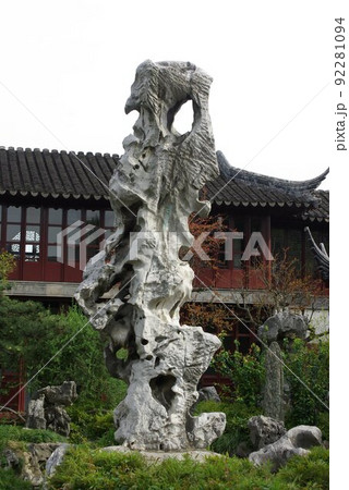 中国 蘇州の古典庭園 留園の冠雲峰(かんうんぽう) 蘇州古典園林 世界遺産の中国式庭園 中国 蘇州の古典庭園 留園の冠雲峰(かんうんぽう) 蘇州古典園林 世界遺産の中国式庭園 92281094