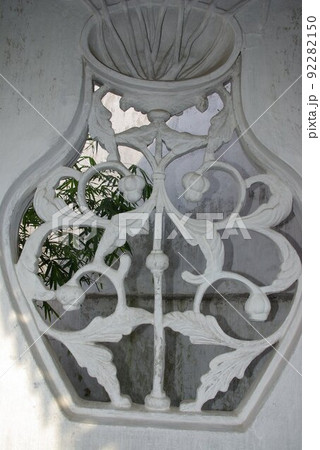 中国 蘇州の古典庭園 獅子林にある漏窓(ろうそう) 蘇州古典園林 世界遺産の中国式庭園 中国 蘇州の古典庭園 獅子林にある漏窓(ろうそう) 蘇州古典園林 世界遺産の中国式庭園 92282150