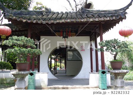 中国 蘇州の古典庭園 怡園(いえん)の光景 蘇州古典園林 清時代の中国式庭園 中国 蘇州の古典庭園 怡園(いえん)の光景 蘇州古典園林 清時代の中国式庭園 92282332