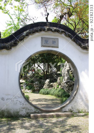 中国 蘇州の古典庭園 怡園(いえん)の光景 蘇州古典園林 清時代の中国式庭園 中国 蘇州の古典庭園 怡園(いえん)の光景 蘇州古典園林 清時代の中国式庭園 92282333