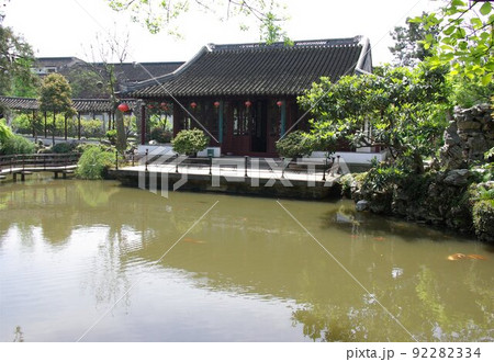 中国 蘇州の古典庭園 怡園(いえん)の光景 蘇州古典園林 清時代の中国式庭園 中国 蘇州の古典庭園 怡園(いえん)の光景 蘇州古典園林 清時代の中国式庭園 92282334