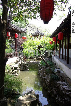 中国 蘇州の古典庭園 怡園(いえん)の光景 蘇州古典園林 清時代の中国式庭園 中国 蘇州の古典庭園 怡園(いえん)の光景 蘇州古典園林 清時代の中国式庭園 92282338