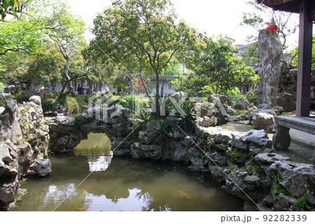 中国 蘇州の古典庭園 怡園(いえん)の光景 蘇州古典園林 清時代の中国式庭園 中国 蘇州の古典庭園 怡園(いえん)の光景 蘇州古典園林 清時代の中国式庭園 92282339