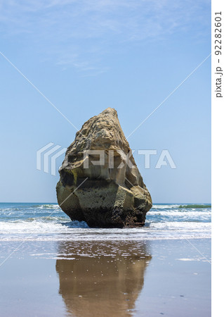 茨城県日立市 国分町の海岸の岩 茨城県日立市 国分町の海岸の岩 92282601