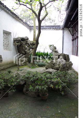 中国 蘇州の古典庭園 網師園の光景 蘇州古典園林 世界遺産の中国式庭園 中国 蘇州の古典庭園 網師園の光景 蘇州古典園林 世界遺産の中国式庭園 92282616