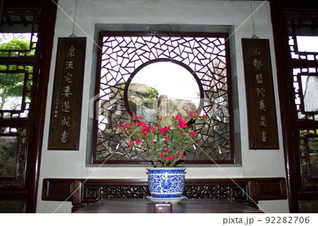 中国　蘇州の古典庭園　網師園の漏窓（ろうそう）と洞門類　蘇州古典園林　世界遺産の中国式庭園 92282706
