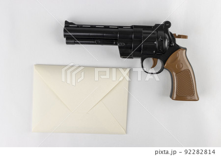 玩具の銃と、手紙の封筒。犯罪予告のイメージ 玩具の銃と、手紙の封筒。犯罪予告のイメージ 92282814