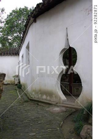 中国 蘇州の古典庭園 滄浪亭の特徴的な洞門 蘇州古典園林 世界遺産の中国式庭園 中国 蘇州の古典庭園 滄浪亭の特徴的な洞門 蘇州古典園林 世界遺産の中国式庭園 92282871