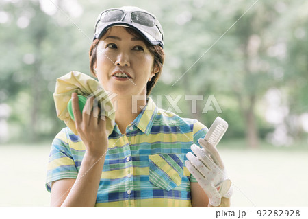 夏の暑さを凌ぐゴルフウェアの女性 92282928