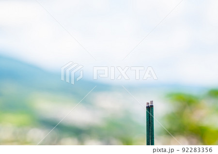 燃える二本の線香 92283356