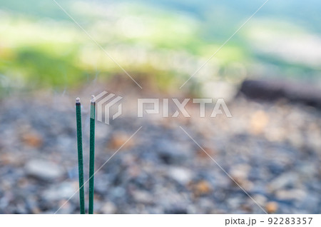 燃える二本の線香 燃える二本の線香 92283357