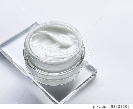 Face cream moisturiser jar and product sample on glass, beauty and skincare, cosmetic science concept Face cream moisturiser jar and product sample on glass, beauty and skincare, cosmetic science concept 92283505
