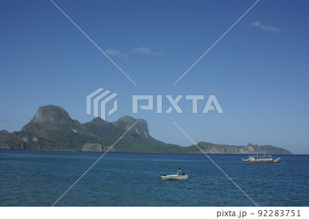 フィリピン パラワン島のエルニド海域の光景 大理石の奇岩がそびえたつ海域 フィリピン パラワン島のエルニド海域の光景 大理石の奇岩がそびえたつ海域 92283751