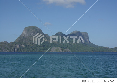 フィリピン　パラワン島のエルニド海域の光景　大理石の奇岩がそびえたつ海域 92283752