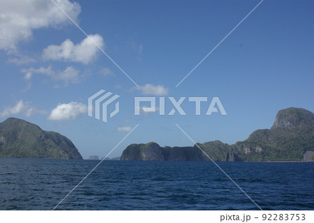 フィリピン　パラワン島のエルニド海域の光景　大理石の奇岩がそびえたつ海域 92283753
