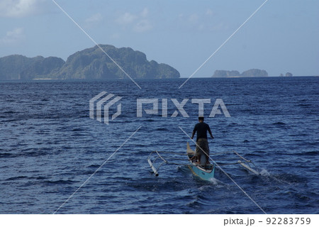 フィリピン パラワン島のエルニド海域の光景 大理石の奇岩がそびえたつ海域 フィリピン パラワン島のエルニド海域の光景 大理石の奇岩がそびえたつ海域 92283759