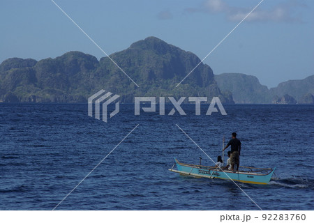 フィリピン　パラワン島のエルニド海域の光景　大理石の奇岩がそびえたつ海域 92283760