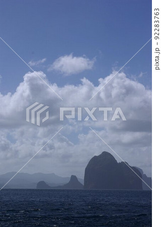 フィリピン パラワン島のエルニド海域の光景 大理石の奇岩がそびえたつ海域 フィリピン パラワン島のエルニド海域の光景 大理石の奇岩がそびえたつ海域 92283763