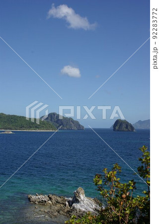 フィリピン　パラワン島のエルニド海域の光景　大理石の奇岩がそびえたつ海域 92283772