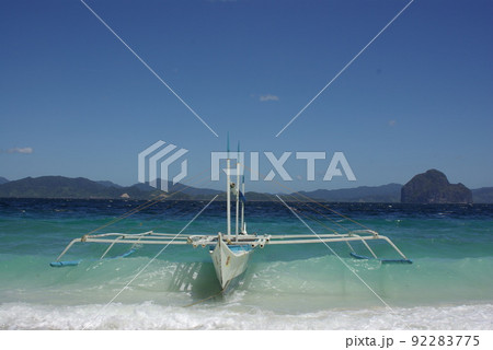 フィリピン　パラワン島のエルニド海域の光景　大理石の奇岩がそびえたつ海域 92283775