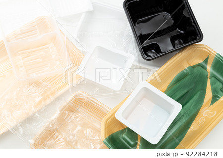 プラスチックごみ　白バック 92284218
