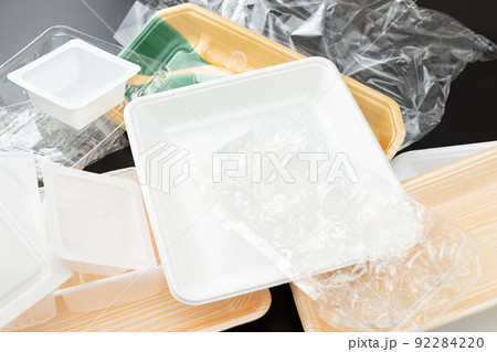 プラスチックごみ 黒背景 プラスチックごみ 黒背景 92284220