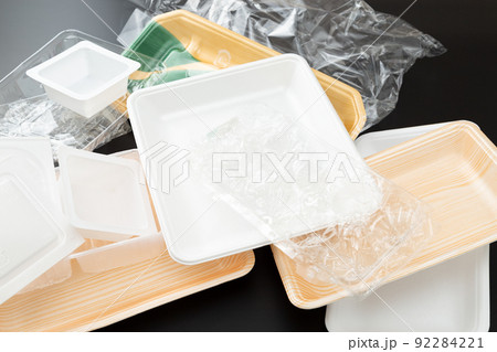 プラスチックごみ 黒背景 プラスチックごみ 黒背景 92284221