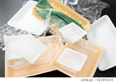 プラスチックごみ 黒背景 プラスチックごみ 黒背景 92284224