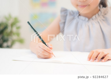 リビング学習している楽しそうな女の子の写真 92284627