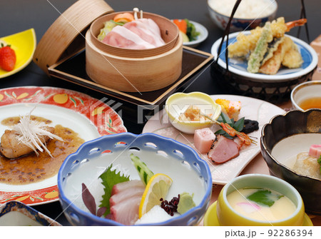 ホテルの和風レストランの夕食のコース料理 92286394