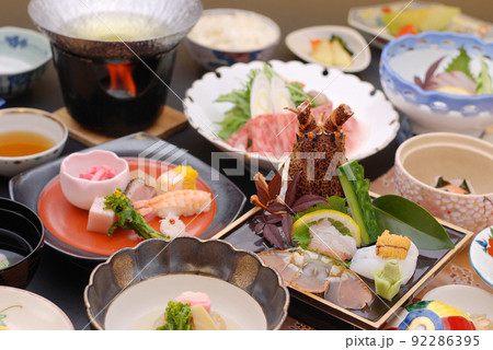 ホテルの和風レストランの夕食のコース料理 92286395