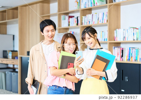 大学生 学生 生徒 若者 グループ 友人 大学生 学生 生徒 若者 グループ 友人 92286937