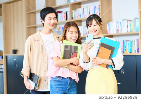 大学生　学生　生徒　若者　グループ　友人 92286938