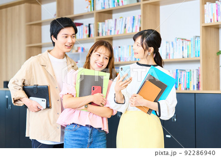 大学生 学生 生徒 若者 グループ 友人 大学生 学生 生徒 若者 グループ 友人 92286940