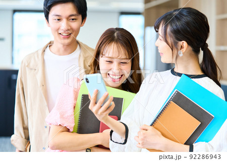 大学生 学生 生徒 若者 グループ 友人 大学生 学生 生徒 若者 グループ 友人 92286943