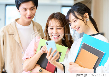 大学生 学生 生徒 若者 グループ 友人 大学生 学生 生徒 若者 グループ 友人 92286946