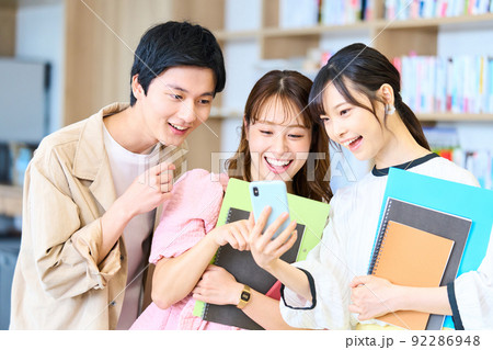 大学生 学生 生徒 若者 グループ 友人 大学生 学生 生徒 若者 グループ 友人 92286948