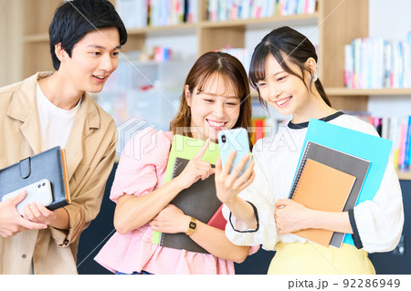 大学生　学生　生徒　若者　グループ　友人 92286949