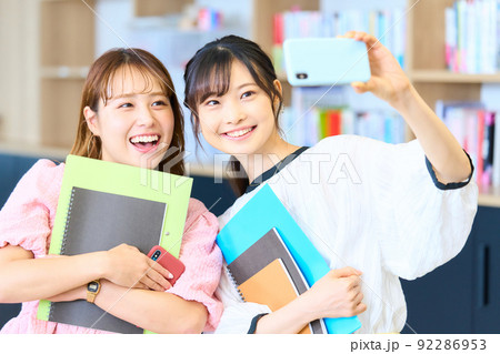 自撮り セルフィー 大学生 学生 生徒 若者 グループ 友人 自撮り セルフィー 大学生 学生 生徒 若者 グループ 友人 92286953