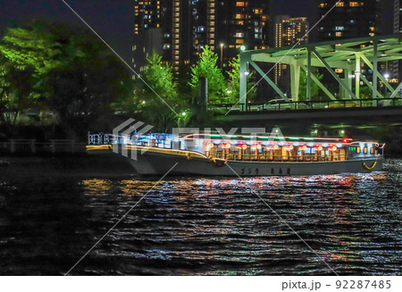 隅田川の屋形船の夜景 92287485