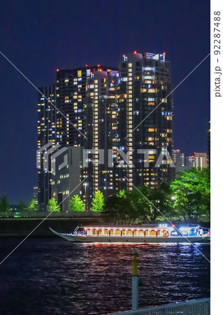 隅田川の屋形船の夜景 92287488