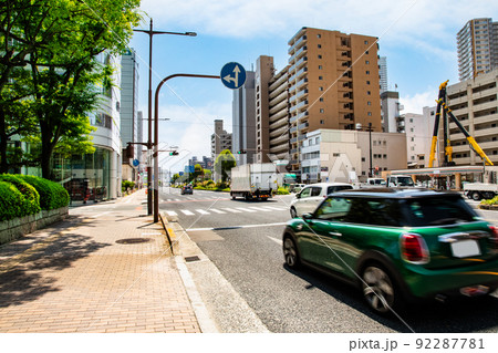 国道2号線の広島市役所南交差点風景です。ビジネスビルやマンションが林立しています。混雑路線です。 92287781