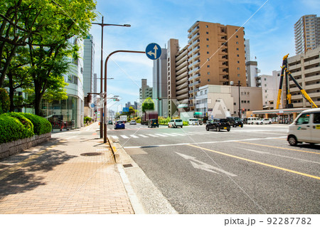 国道2号線の広島市役所南交差点風景です。ビジネスビルやマンションが林立しています。混雑路線です。 92287782