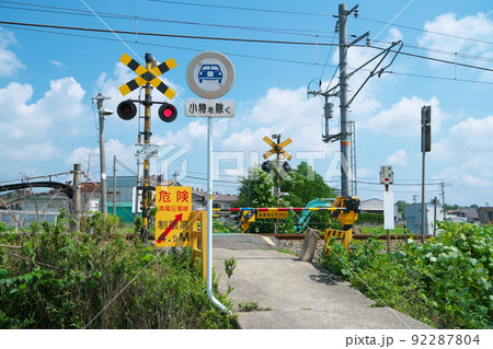 瀬戸大橋線単線区間にある警報器が鳴り遮断機が下りた第二寛川踏切1　岡山県岡山市南区 92287804