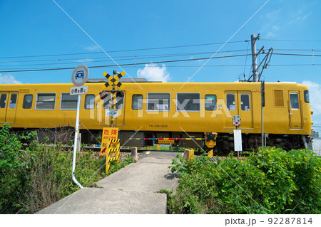 瀬戸大橋線単線区間にある普通電車が通過する第二寛川踏切3　岡山県岡山市南区 92287814