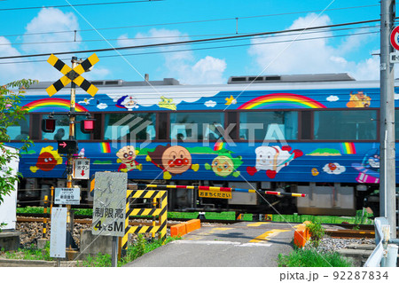 瀬戸大橋線　新田踏切を通過する瀬戸大橋アンパンマントロッコ2号8　岡山県岡山市南区 92287834